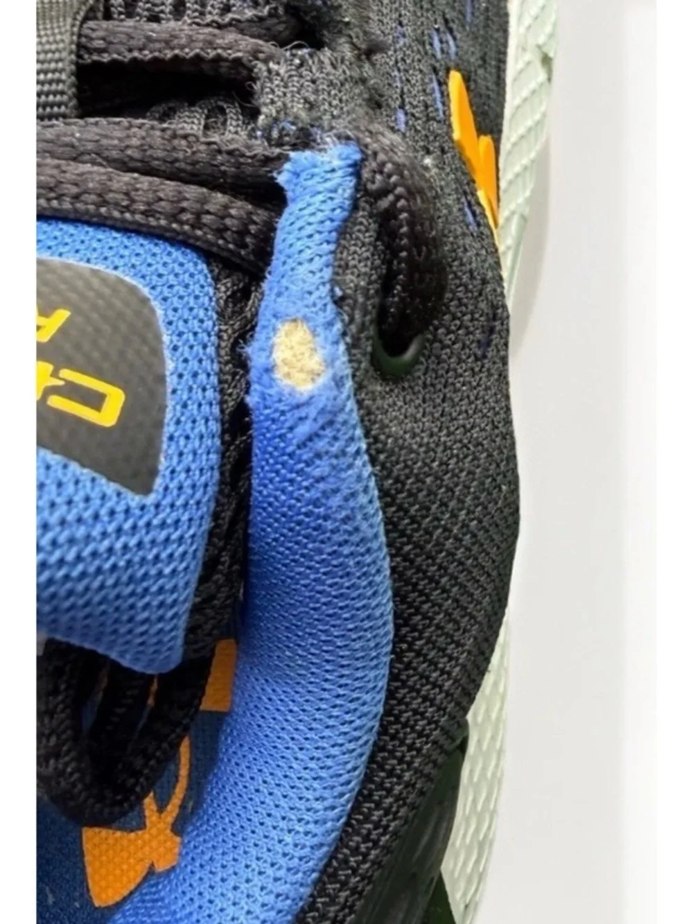 Under Armour Charged Rogue Boys’ Sneakers Mesh Black Blue Gold US 4.5Y